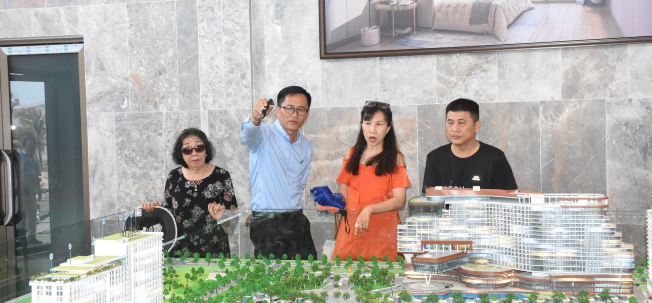 Khách hàng tìm hiểu dự án BĐS nghỉ dưỡng The Maris Vũng Tàu.