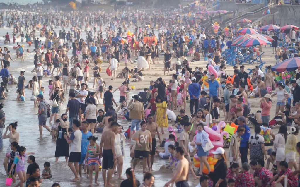 Du khách tắm biển đông nghẹt Bãi Sau TP Vùng Tàu