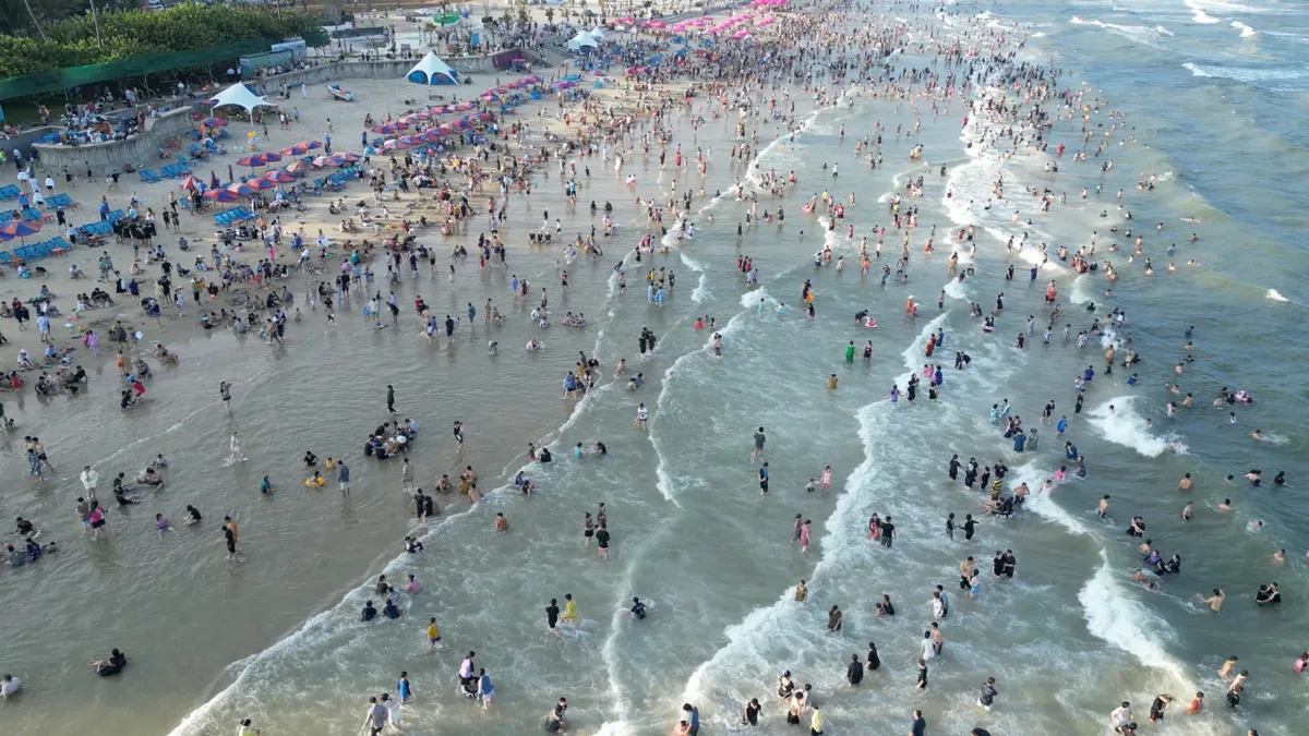 Mấy ngày nay khu vực nam Bộ nắng nóng nên rất nhiều du khách về TP Vũng Tàu tắm biển
