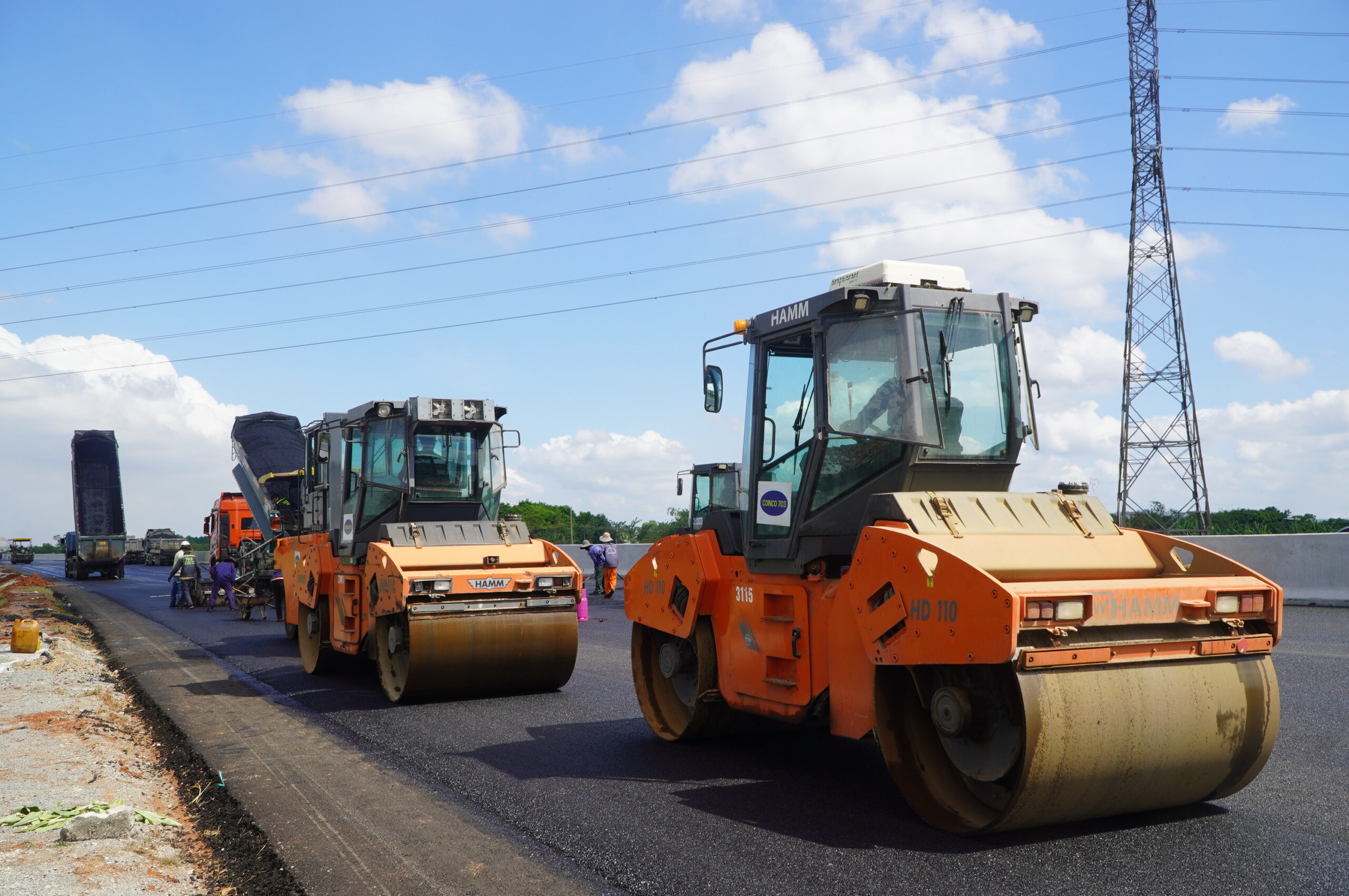 Bất kể ngày cuối tuần, nắng nóng, công nhân vẫn hăng say làm việc