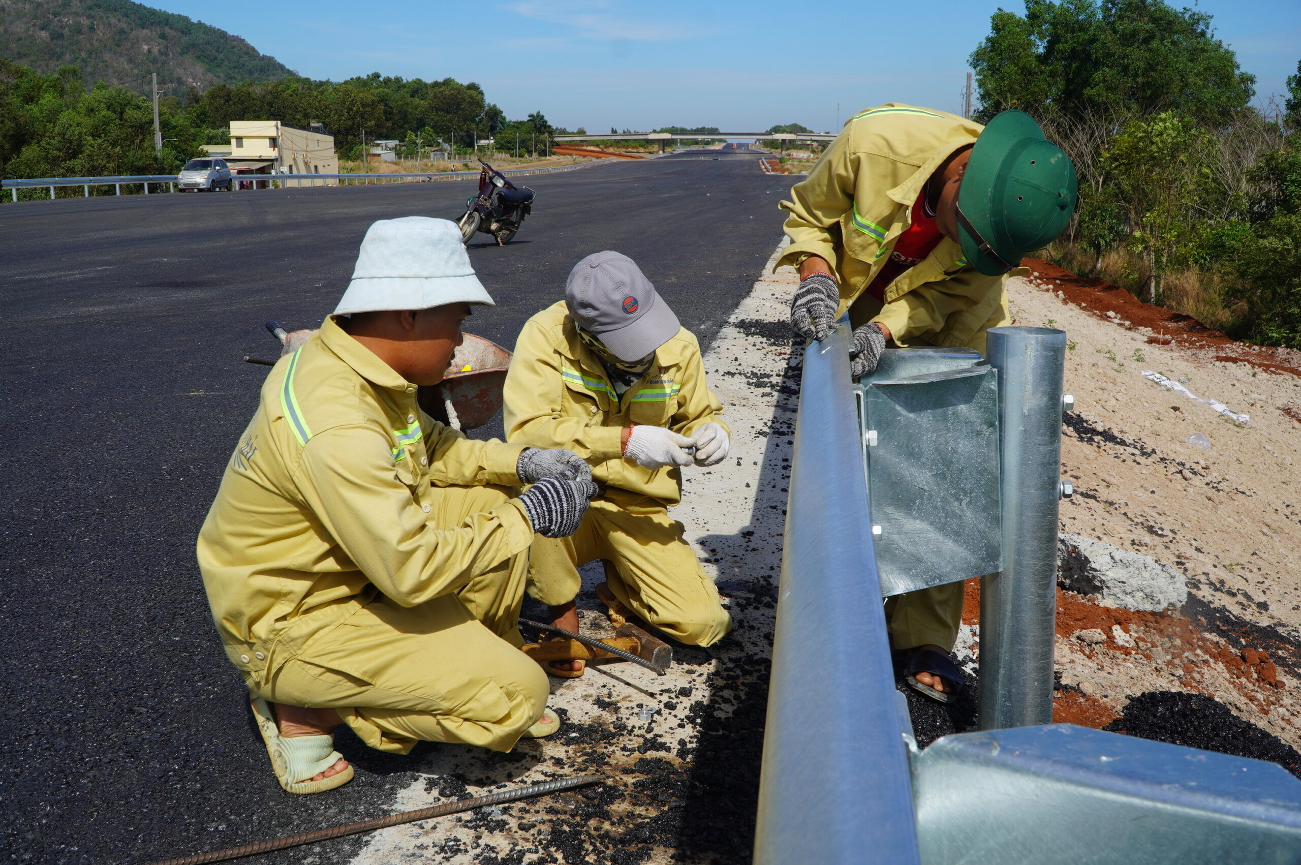 Lắp rào chắn cho tuyến cao tốc mới