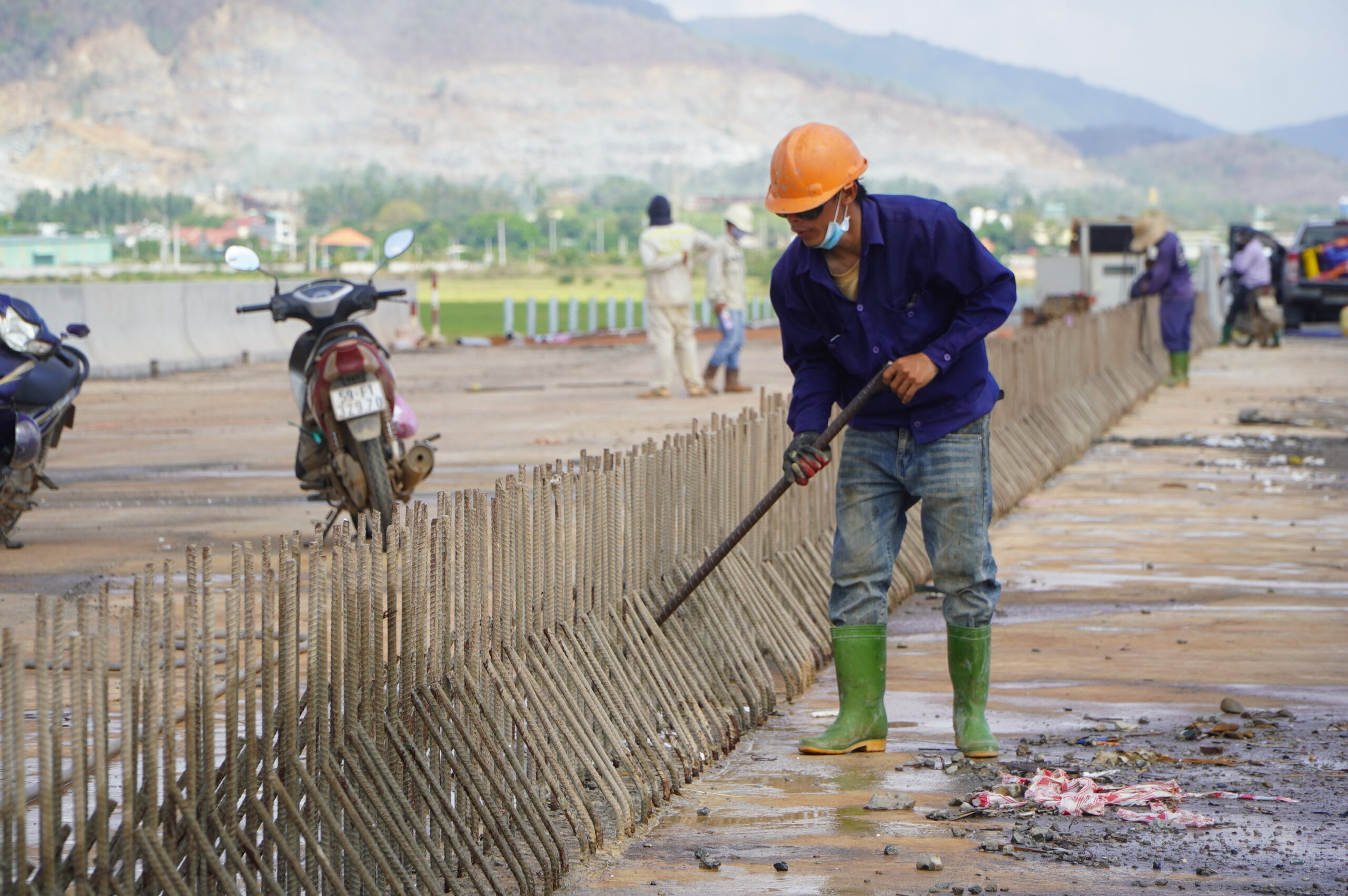 Công nhân khẩn trương thi công phần trên mặt cầu