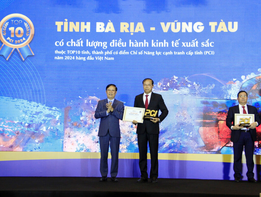 Ông Nguyễn Văn Thọ, Chủ tịch UBND tỉnh (bên phải) nhận Giấy chứng nhận và Kỷ niệm chương cho địa phương có chất lượng điều hành kinh tế xuất sắc, lọt top 5 cả nước.