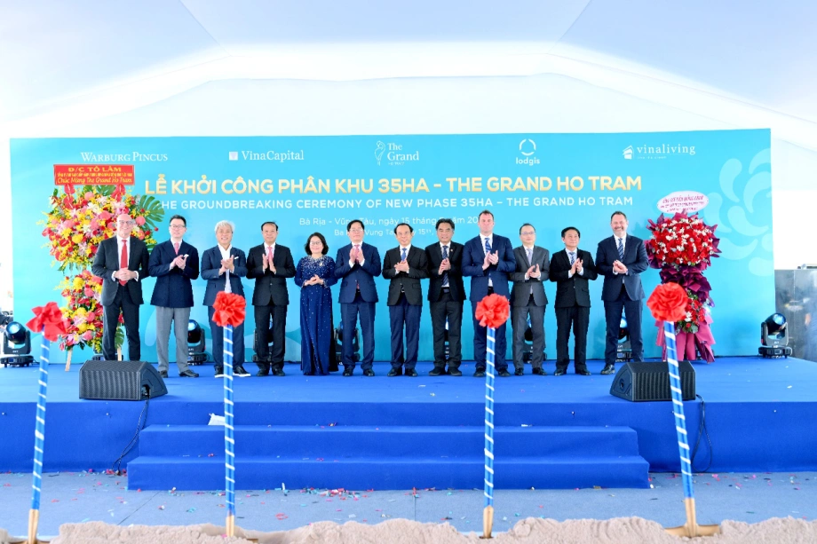 Các đại biểu thực hiện nghi thức khởi công dự án