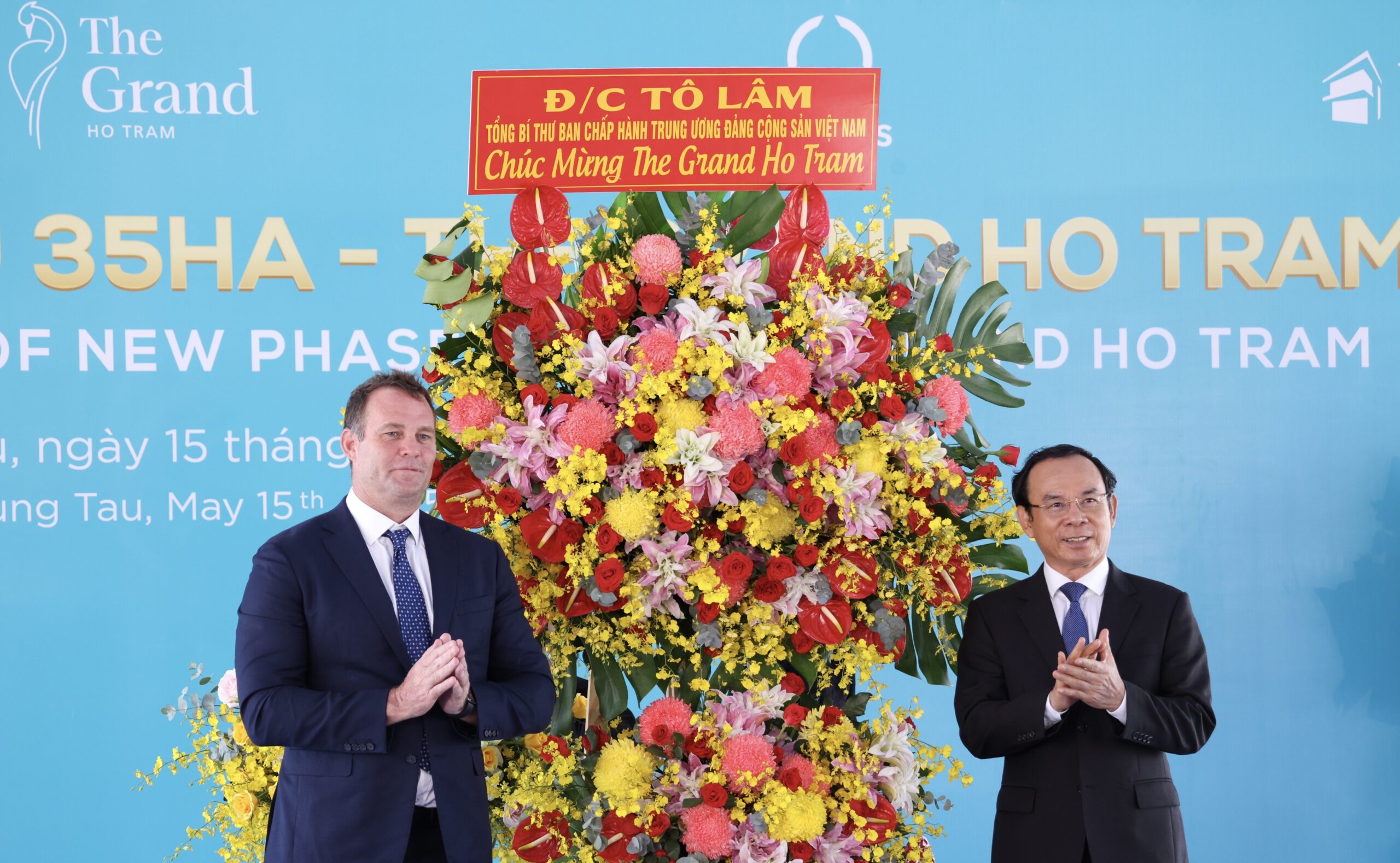 Ông Nguyễn Văn Nên thay mặt Tổng bí thư Tô Lâm tặng hoa chúc mừng dự án