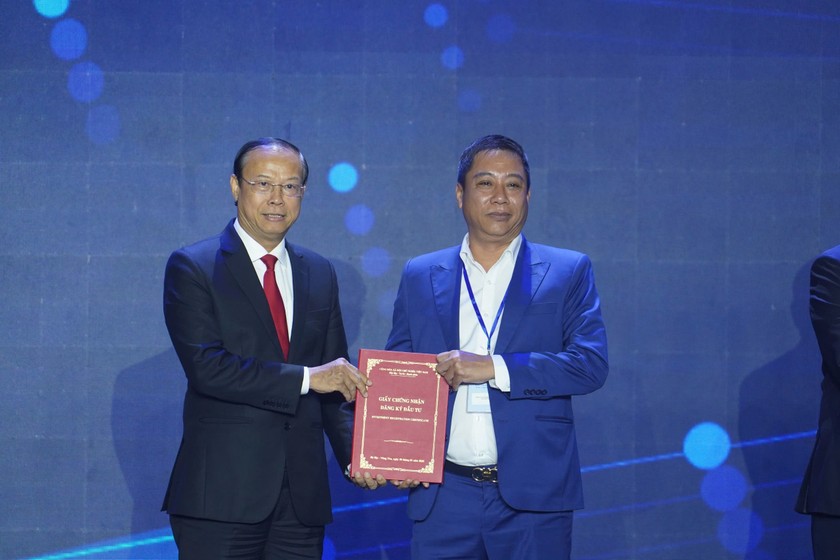 Lãnh đạo tỉnh Bà Rịa – Vũng Tàu trao giấy chứng nhận cho nhà đầu tư nước ngoài