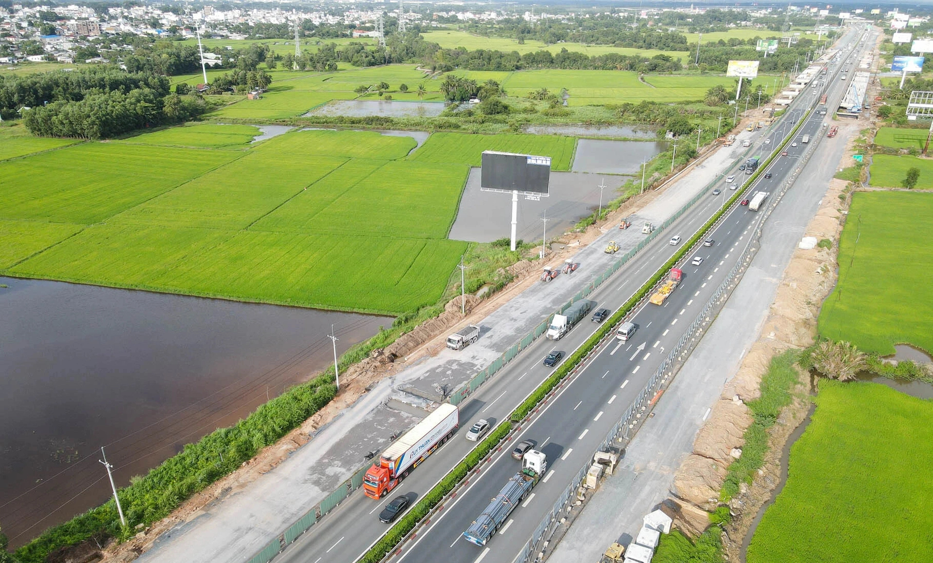 Cầu vượt nút giao Long Thành đang được gấp rút hoàn thiện
