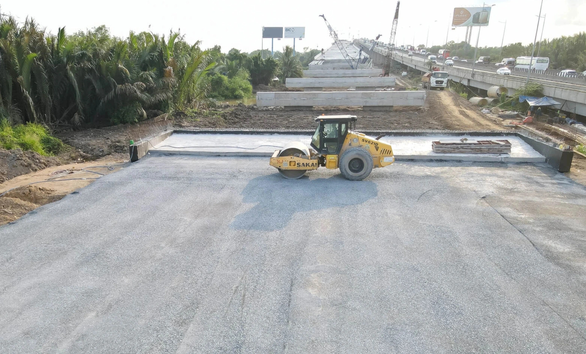 Công nhân đan lưới thép, chuẩn bị đổ bê tông mặt đường cầu vượt
