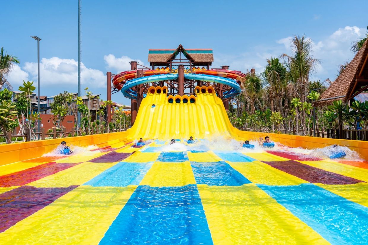 Du khách vui chơi tại công viên nước Sun World Vũng Tàu
