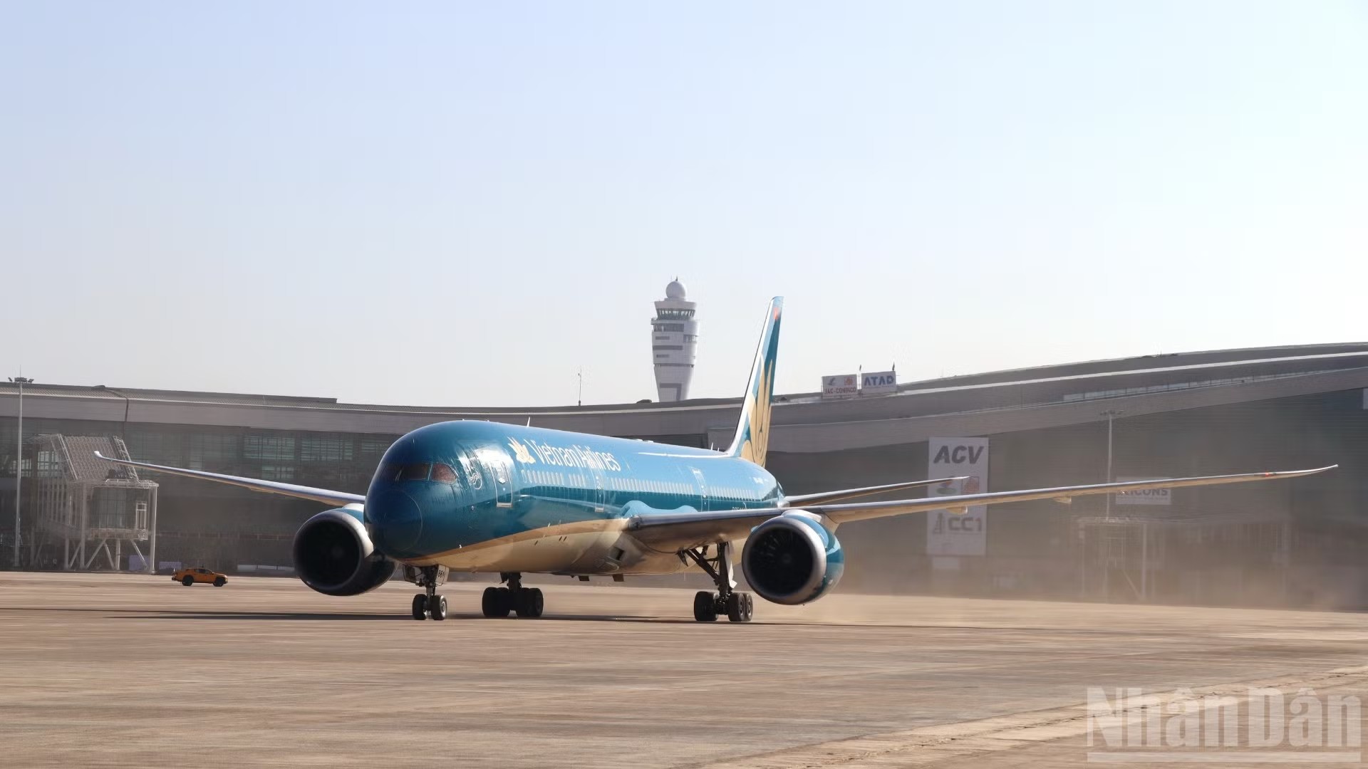 Máy bay Vietnam Airlines hạ cánh tại sân bay Long Thành